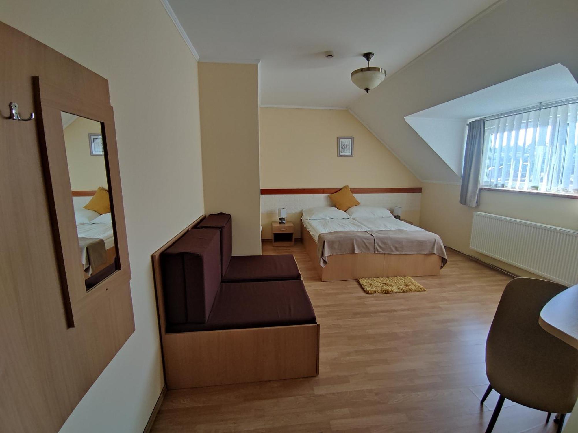 Invest Vendeghaz Bed & Breakfast Егер Стая снимка