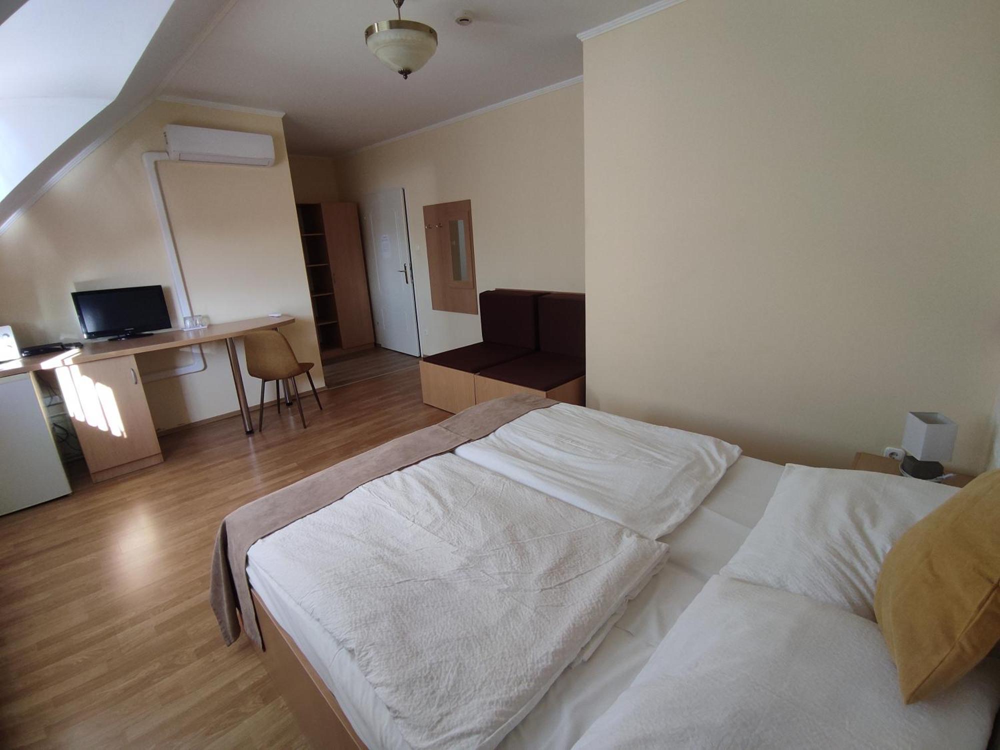Invest Vendeghaz Bed & Breakfast Егер Стая снимка